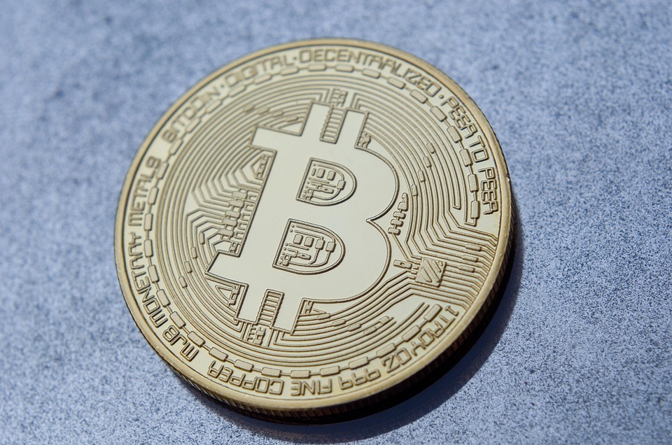鲍威尔粉碎降息希望、美股遭遇猛烈抛售！比特币一度逼近8.3万美元