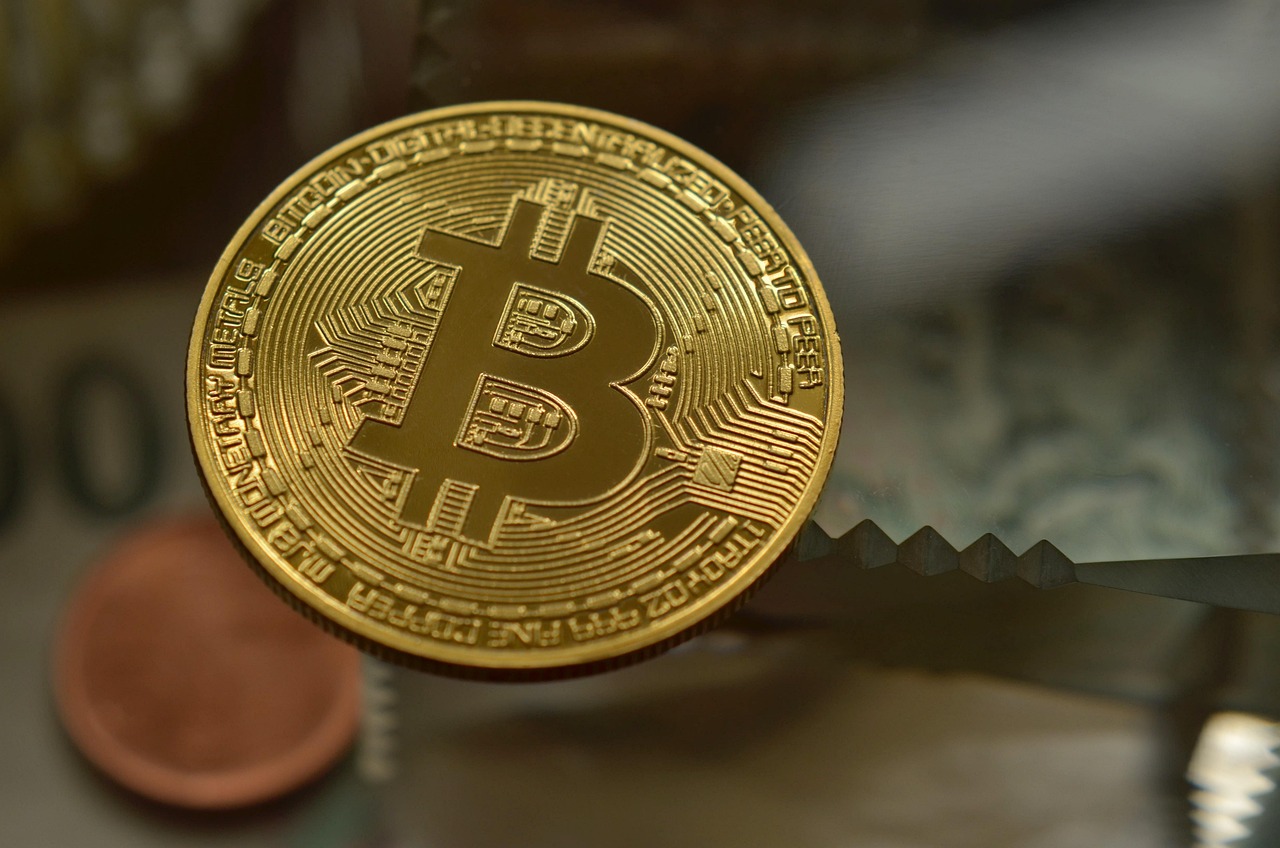 鲍威尔粉碎降息希望、美股遭遇猛烈抛售！比特币一度逼近8.3万美元